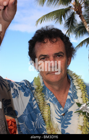 PORTRAIT DE CINQUANTE CINQ ANS DANS HAWAIIAN SHIRT ET LEI SUR LA PLAGE DE WAIKIKI HAWAII BDA Banque D'Images