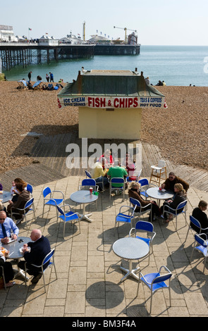 Les gens, les touristes, les excursionnistes assis à des tables et chaises à la terrasse d'un café avant de Brighton Sussex UK Banque D'Images