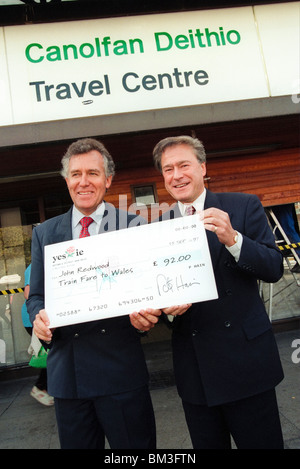 Peter Hain MP et Tony Banks MP hors gare à Cardiff pour une photo stunt pour la campagne du oui référendaire de 1997 Banque D'Images