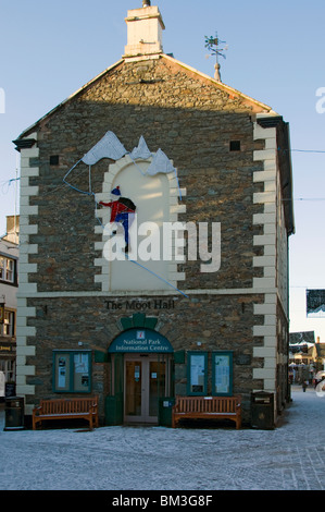 Le Moot Hall à Keswick en hiver, avec 'climber' décorations de Noël. Keswick, Lake District, Cumbria, England, UK Banque D'Images