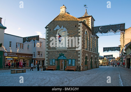 Le Moot Hall à Keswick en hiver, avec des décorations de Noël. Keswick, Lake District, Cumbria, England, UK Banque D'Images