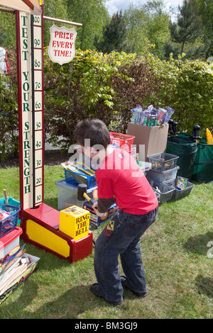 High Striker Fairground jeu ; Young Boy (MR) frapper Ring The Bell, Test Your Strength machine, à l'Open Day au Parbold Hall, avril 2010 Banque D'Images