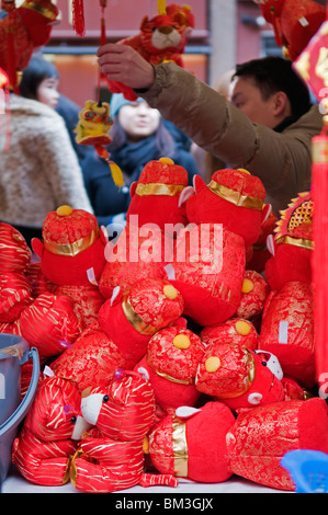 Bloquer la vente de jouets chinois, China Town Festival du Nouvel An Chinois London England UK 2010 Banque D'Images