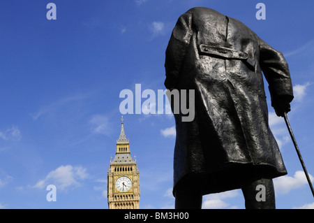 Statue de Sir Winston Churchill et de Big Ben, la place du Parlement, Westminster, London, England, UK Banque D'Images