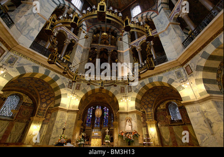 Le Barbarossa Chandelier dans le choeur de la cathédrale d'Hall Aix-la-Chapelle, Allemagne Banque D'Images