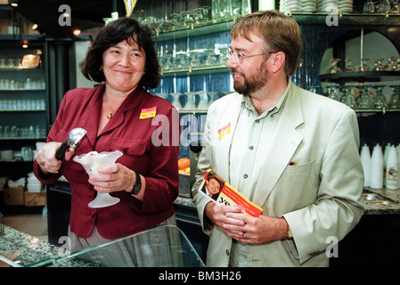 MPs Clare Short et Martin Caton dans ice cream parlour pour une photo stunt pour le Parti du Travail 1997 campagne référendaire OUI Pays de Galles Banque D'Images