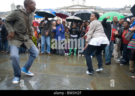 La danse de la pluie au concert célébrant la Journée de l'Afrique, Trafalgar square, London,UK Banque D'Images