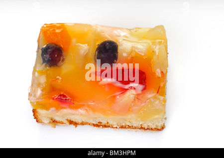 Un gâteau aux fruits, fruits tarte aux fruits, flan, isolated on white Banque D'Images