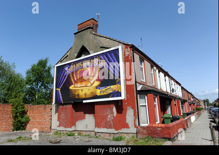 Panneau d'affichage ou de panneau publicitaire sur l'habitation mitoyenne dans Brassey Street Birkenhead Merseyside Banque D'Images