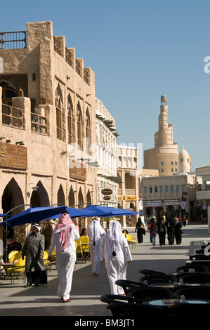 Qatar, Doha, Souq Waqif avec les visiteurs Banque D'Images