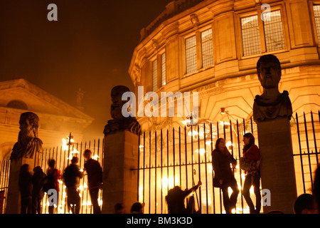 [Sheldonian Theatre] la nuit, Luminox fire festival, 'Broad Street', Oxford, England, UK Banque D'Images