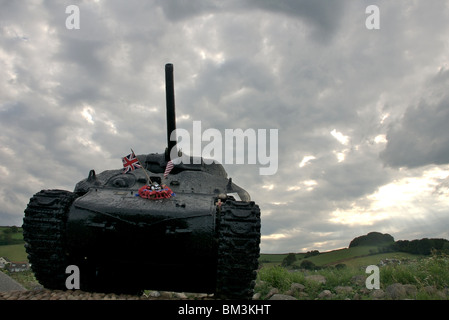 La Seconde Guerre mondiale char Sherman memorial offrant une formation nuageuse, lieu non identifié, sables bitumineux Torcross, Devon, UK Banque D'Images