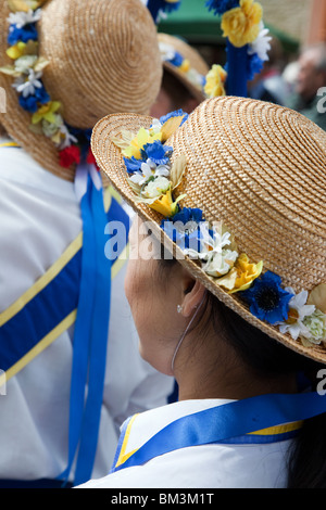 Newburgh Morris côté danseuses de l'équipe féminine. Costumes bleu jaune, portés par les femmes qui exécutent des danses folkloriques. Journée portes ouvertes à Parbold Hall, Lancashire, Royaume-Uni Banque D'Images