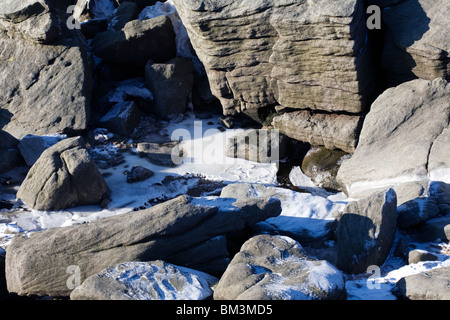 Le cours de la rivière gelés à Kinder Kinder Kinder Scout Derbyshire Angleterre chute Banque D'Images