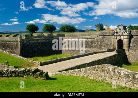 Le Portugal, le Minho, Costa Verde, Valença do Minho murs de ville et l'entrée en arche pour la Fortaleza Banque D'Images