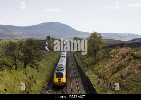 Un train s'approche Blea Moor d'évitement sur la Murchison, chemin de fer avec la distance dans Ingleborough Banque D'Images