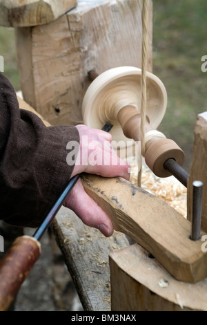 L'Europe médiévale de l'artisanat. La machine entraînée par pied tournant avec un bol en bois, à son tour, des progrès. Banque D'Images