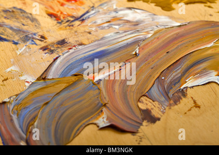 Taches de peinture sur une palette en bois Banque D'Images