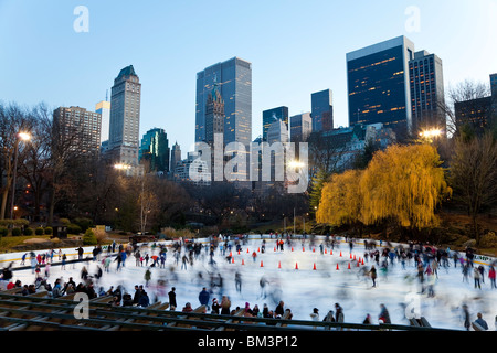 États-unis d'Amérique, New York, New York, Manhattan, la patinoire Wollman dans Central Park Banque D'Images
