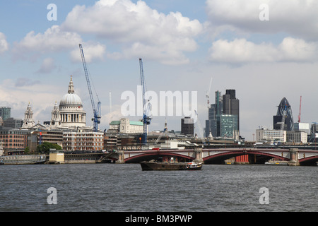 Vue sur la Tamise vers la Cathédrale St Paul à Londres, Angleterre Banque D'Images