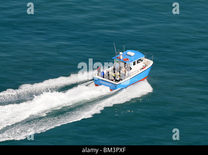 Bateau de pêche les pêcheurs en mer transportant des déplacements à grande vitesse Banque D'Images