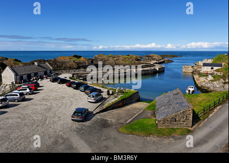 Ballintoy Harbour sur la côte d'Antrim du nord de l'Irlande du Nord Banque D'Images