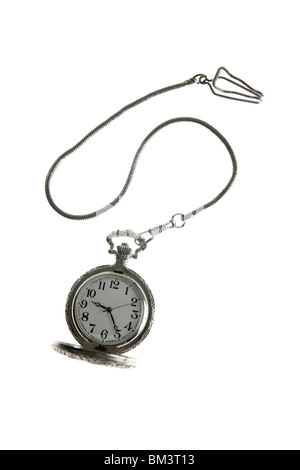 Ancienne montre de poche en argent avec chaîne, horloge isolated over white Banque D'Images