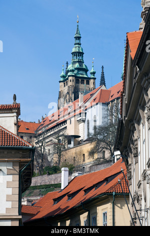 Vue de Prague, à la recherche sur le petit quartier de Mala Strana) vers la cathédrale et le château. Banque D'Images