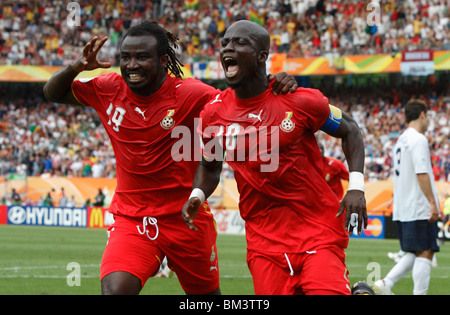 Razak Pimpong joueurs ghanéens (l) et Stephen Appiah (r) célèbrent après Appiah a marqué un but contre les USA Coupe du Monde 2006 Banque D'Images