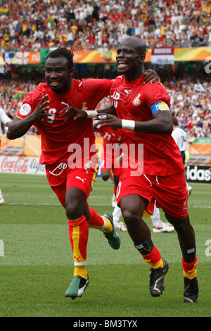 NUREMBERG - 22 JUIN : les joueurs ghanéens Razak Pimpong (G) et Stephen Appiah (d) célèbrent la victoire d'Appiah contre les États-Unis lors d'un match de Coupe du monde de la FIFA le 22 juin 2006 à Nuremberg, en Allemagne. Usage éditorial exclusif. Utilisation commerciale interdite. Pas de poussée vers l'utilisation d'un appareil mobile. (Photographie de Jonathan Paul Larsen / Diadem images) Banque D'Images