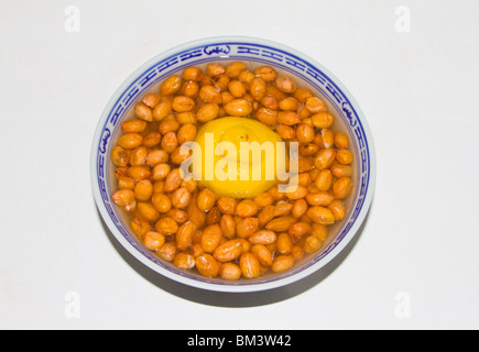 Le trempage d'arachides dans le jus de citron. Banque D'Images