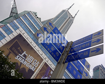 Guide de la rue devant le centre-ville de gratte-ciel en automne pluvieux Shanghai, Chine Banque D'Images
