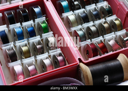 Des bobines de fil dans la case Banque D'Images
