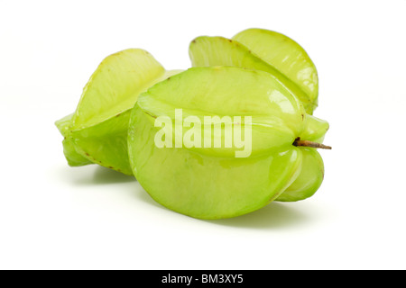 Trois star fruits vert sur fond blanc Banque D'Images