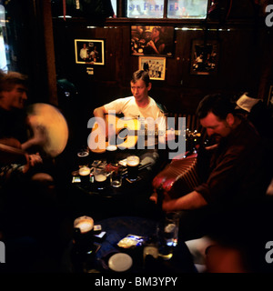 Vivre la musique traditionnelle irlandaise dans la région de O'DONOGHUE'S BAR DUBLIN IRLANDE EUROPE Banque D'Images