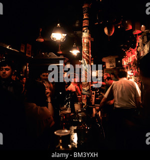 Les gens de O'DONOGHUE'S PUB DUBLIN IRLANDE EUROPE Banque D'Images