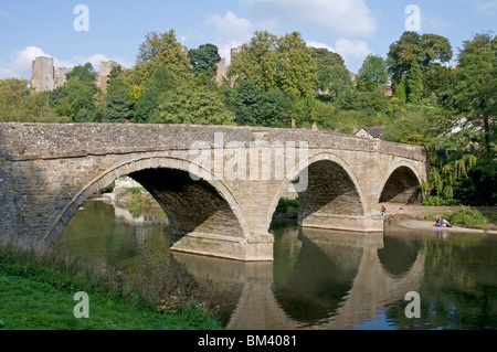 Dinham pont traversant la rivière teme, Ludlow, Shropshire, avec la partie de Ludlow Castle au-delà Banque D'Images