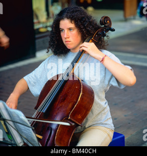 Jeune fille à jouer du violoncelle DUBLIN IRLANDE EUROPE Banque D'Images