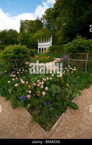 Les couleurs de l'image de fleurs de printemps à l'Exedra jardin à Painswick Rococo Garden dans les Cotswolds, Royaume-Uni Banque D'Images