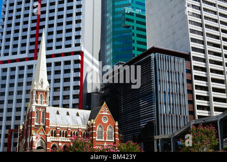 Historique La Rue Albert Uniting Church entouré par l'architecture moderne. Brisbane, Queensland, Australie Banque D'Images