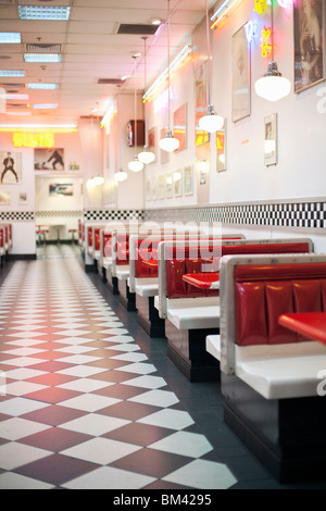 Le restaurant de style années 1950 avec plancher à carreaux et rock'n'roll des souvenirs. Banque D'Images