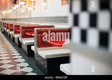 Le restaurant de style années 1950 avec plancher à carreaux et rock'n'roll des souvenirs. Banque D'Images