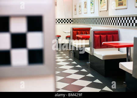 Le restaurant de style années 1950 avec plancher à carreaux et rock'n'roll des souvenirs. Banque D'Images