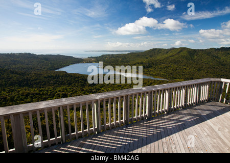 Vue sur le Parc Régional de Waitakere Ranges Arataki 2002-2012 Centre de visiteurs. Waitakere Ranges, Auckland, île du Nord, Nouvelle-Zélande Banque D'Images