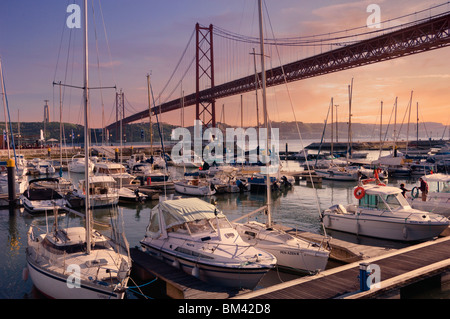 Portugal, Lisbonne, le Pont Vasco de Gama et le monument Cristo Rei vu sur la Marina Banque D'Images