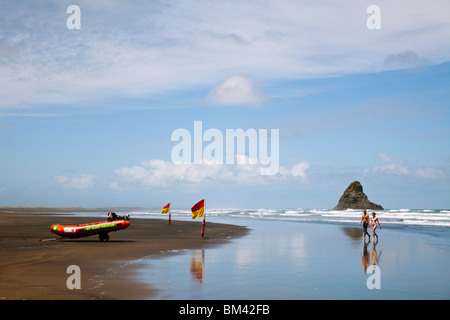 La plage de sable noir à KareKare, Waitakere Ranges Regional Park, Auckland, île du Nord, Nouvelle-Zélande Banque D'Images