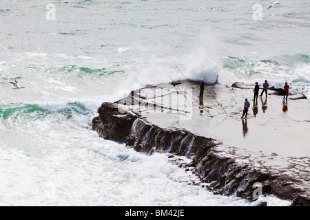 Pêche Les pêcheurs de la roche à Otakamiro point. Muriwai Beach, Auckland, île du Nord, Nouvelle-Zélande Banque D'Images