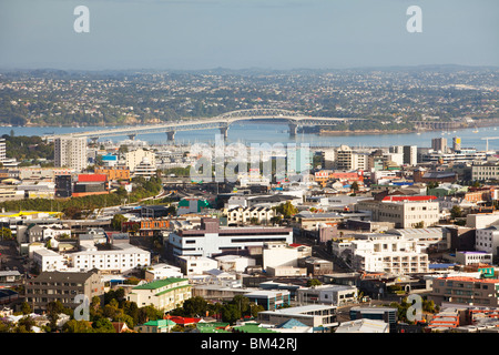 Vue de la ville et l'Auckland Harbour Bridge de Mt Eden (Maungawhau). Auckland, île du Nord, Nouvelle-Zélande Banque D'Images