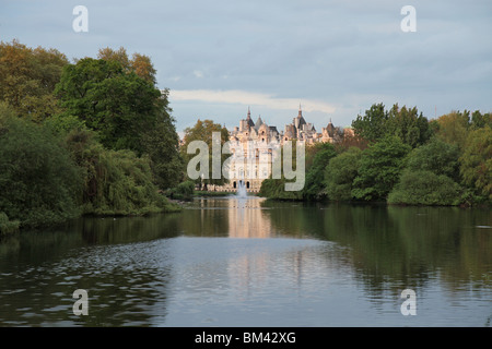 Vue sur le lac de St James Park à la recherche vers la parade et la vieille Horseguards bâtiments de l'Amirauté à Westminster, Londres Banque D'Images