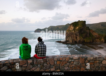 Couple à lookout donnant sur Piha beach. Piha, Waitakere Ranges Regional Park, Auckland, île du Nord, Nouvelle-Zélande Banque D'Images